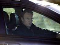 In aller Freundschaft – Als Martin Stein (Bernhard Bettermann) seine Freundin Elena Eichhorn und Dr. Kaminski zusammen in der Stadt sieht, siegt seine Eifersucht und er verfolgt die beiden. Zu spät bemerkt er, was eigentlich vor sich geht.