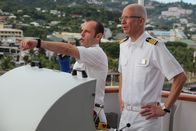Verrückt nach Meer – Kapitän Elmar Mühlebach und Staff Kapitän Aleksey Zinkovskiy stehen auf der Nock beim Einlaufen des Schiffes auf Tahiti.