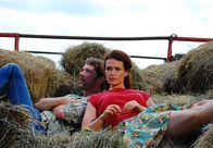Der Duft von Holunder – Sofie Möller (Melika Foroutan) und Tom Sommer (Matthias Schloo) fühlen sich zueinander hingezogen.