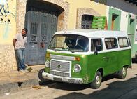 Unbekanntes Mexiko – Edgar Coronado de Léon mit seinem Foodtruck/Bulli, aus dem er Tamales, mexikanische Maisfladen, in San Cristobal de las Casas verkauft.