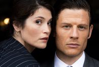 Montagskino im ZDF - Made in Europe: Rogue Agent - Er liebt nur dich – Nachdem sie seiner Betrugsmasche zum Opfer gefallen ist, macht Alice (Gemma Arterton, l.) Jagd auf Robert (James Norton, r.).