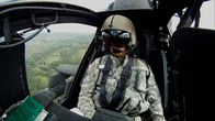 Moderne Wunder – A U.S. Army Officer pilots an Apache Longbow Helicopter.