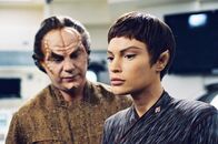 Star Trek: Enterprise – Dr. Phlox (John Billingsley, l.) benötigt dringend von einer Gruppe vulkanischer Ärzte Informationen über das Pa'nar-Syndrom, an dem T'Pol (Jolene Blalock, r.) erkrankt ist, und das bei Nichtbehandlung tödlich verläuft ...