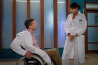 Notruf Hafenkante – Dr. Jonas (Gerit Kling, r.) ist überrascht, als Dr. Lindberg (Hardy Krüger Jr., l.) ihr ein Abendessen vorschlägt, um die noch offenen dienstlichen Fragen zu klären.
