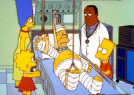 Die Simpsons – Als Homer (Mi.) einen schweren Autounfall hat, nimmt ihm Dr. Hibbert (2.v.re.) auch gleich die Spenderniere für seinen Vater heraus.