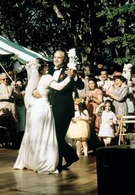 Der Pate – Zur Hochzeit seiner Tochter Connie (Talia Shire) organisiert Mafiaboss Don Vito Corleone (Marlon Brando) ein rauschendes Fest.