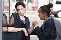 Silent Witness – Lysette (India Brown) findet ihre Crystal Meth-abhängige Mutter Pamela (Hara Yanna) auf der Straße.