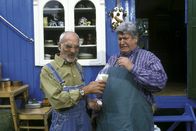 Löwenzahn Classics – Herr Paschulke (Helmut Krauss, r.) findet Peters (Peter Lustig, l.) Versuche mit Bakterien ziemlich eklig. Die Milchsäurebakterien haben nämlich ganze Arbeit geleistet.