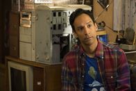 Community – Als das "Rettet Greendale" Komitee auf einem Road Trip mitten im Nirgendwo strandet, will Abed (Danny Pudi) die Gelegenheit nutzen und den Trip in einen Film vollgepackt mit Flashbacks verwandeln ...