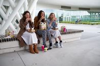 The Club – Kirstie (Janne Desmet, l.), Ellen (Jade Olieberg, M.) und Charlie (Roos Dickmann, r.) erholen sich von den körperlichen und seelischen Strapazen der Kinderwunschbehandlung. Mit Genuss gönnen sie sich für die Seele Burger.