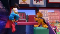 The Garfield Show – Jon, Garfield und Odie werden Zeugen eines dreisten Raubes im Comicladen. Es ist Zeit für Garfield und Odie, alias "Rächer mit dem Umhang" und "Schlabberzunge", für Recht und Ordnung zu sorgen.