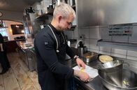Küchen der Welt – Koch Tobias Hoesli hat eine vegane Variante des Älplermagronen-Rezepts entwickelt.
