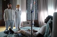 Das Netz - Prometheus – Andreas Müller (Benjamin Sadler, li.) und die Biochemikerin Edmunda (Agata Buzek) machen Emmanuel Kanu (Farba Dieng) ein Angebot.