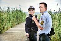 WaPo Bodensee – Nele Fehrenbach (Floriane Daniel, l.) und Pirmin Spitznagel (Simon Werdelis, r.) auf Streife im Naturschutzgebiet.