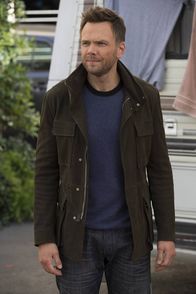 Community – Als Gefängnisinsassen per Teleroboter ins College geschaltet werden, wird Jeff (Joel McHale) Opfer eines verrückten Häftlings ...