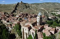Unbekanntes Spanien – Verborgen in einer tiefen Schlucht diente Albarracín im 14. Jahrhundert als Handels- und Kulturzentrum der Montes Universales, in denen heute kaum noch Menschen leben. Bikepacker Ernesto Pastor lädt ein, die entvölkerte Region wiederzuentdecken.