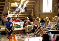 Fünf Freunde – Während ihres Urlaubs finden George (Valeria Eisenbart, 2.v.r.), Julian (Quirin Oettl, 2.v.l.), Dick (Justus Schlingensiepen, l.) und Anne (Neele Marie Nickel, r.) heraus, dass Georges Vater Quentin, ein berühmter Erfinder, in großer Gefahr ist. Ein spannendes Abenteuer beginnt ...