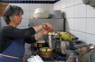 Küchen der Welt – Die Köchin Béatrice Francout ist Spezialistin für den bretonischen Eintopf aus Fleisch, Gemüse und Farz.