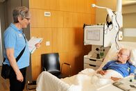 mitenand – mitenand Radio S: Ein Lichtblick im Krankenhausalltag Einen Lieblingssong spielen und so die bedrückende Situation aufhellen – das will das Radio S, ein Spitalradio im Kanton Thurgau. Freiwillige unterhalten seit 44 Jahren Patientinnen, Ärzte und Pflegepersonal. Vor allem das wöchentliche Wunschkonzert wird sehr geschätzt. Copyright: SRF