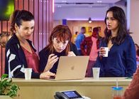 The Break-Up Club – Die Verlagschefin Trix (Birgit Schuurman, l.) und die Fotografin Lana (Sarah Bannier, M.) sind wenig begeistert von der reißerischen Erstfassung von Zoës (Holly Mae Brood, r.) Artikel über den "Break-Up Club".