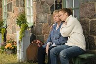 Inga Lindström: Liebe lebt weiter – Britta (Cornelia Ivancan, r.) tröstet Lilja (Christine Schorn, l.), die ihre Tochter Andrea unerwartet nach Jahrzehnten wiedergesehen hat.