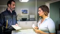 Praxis mit Meerblick – Dr. Hannes Stresow (Benjamin Grüter) ist mit Mandy (Mandy (Morgane Ferru) überaus unzufrieden.