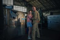 Decision Game – Mark (Jakob Diehl, r.) will Elsa (Paula Hartmann, l.) in einen Container verfrachten, als Robert ihm erzählt, dass eventuell auch eine andere Möglichkeit in Frage kommt.