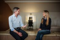 Sportschau: Spielfeld der Macht: Die WM in Trumps Amerika – Influencerin Emily Austin unterstützt Donald Trump und ICE. Die Sportinfluencerin Emily Austin nutzt ihre Reichweite von Millionen Followern und postet auch zu politischen Themen. Hier im Gespräch mit Ingo Zamperoni.