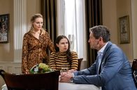 Sturm der Liebe – Christoph (Dieter Bach, r.) eröffnet Denise (Helen Barke, M.) und Annabelle (Jenny Löffler, l.), dass er Xenia heiraten wird.