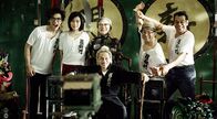 Tiger and Dragon - Reloaded – Hinter, l-r: Cheung (You-Nam Wong), Kwai (J.J. Jia), Fun (Susan Yam-Yam Shaw), Tiger (Siu-Lung Leung), Dragon (Kuan Tai Chen). Vorne: Master Ben Law (Teddy Robin Kwan)