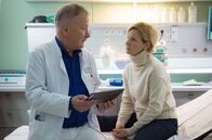 In aller Freundschaft – Dr. Roland Heilmann (Thomas Rühmann) hat gehört, dass seine Frau Dr. Kathrin Globisch (Andrea Kathrin Loewig) übermüdet einen Fahrradunfall hatte. Beiden wird nun umso klarer, dass sich die Umstände zu Hause ändern müssen. Die ganze Arbeit kann nicht an Kathrin hängen bleiben.