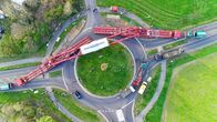 Megatransporte – Die riesige modulare Transportkonstruktion, die den Koloss schleppt, muss unterwegs ständig neu justiert werden.