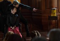 Salem – Vor der gesamten Gemeinde verhört Reverend Mather (Seth Gabel, hinten) die Hebamme Bridget Bishop (Antonia Prebble, vorne) und bezichtigt sie ein Monstrum in die Welt gebracht zu haben ...