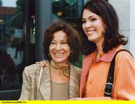 In aller Freundschaft – MDR Fernsehen IN ALLER FREUNDSCHAFT FOLGE 196, "Stunden der Angst" Uhr. Maria Eichhorn (Monika Bielenstein, links) ist mit ihrem Mann aus Buenos Aires angereist, um ihre Tochter Elena Eichhorn (Cheryl Shepard) in Leipzig zu besuchen.