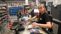 7 Tage ... – Reporterin Malina Homann arbeitet 7 Tage in einem Supermarkt in Fulda mit: An der Kasse, im Lager und sogar hinter der Fleischtheke. Sie erlebt die Welt hinter den Regalen, die den Kunden normalerweise verborgen bleibt.