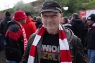 Fußballhymnen. Schalalalala? Von singenden Kickern – Sport- und Kulturjournalist Gunnar Leue hat eine Kulturgeschichte der Fangesänge geschrieben - und ist eingeschworener Fan des FC Union Berlin.
