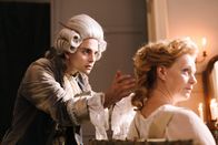 Ein Tag in... – Die Chance, eine Adlige am Hof von Versailles zu frisieren, gibt LÈonard Minet (Max Hegewald) die Mˆglichkeit, sich einen Namen als Damenfriseur zu machen. Darstellerin rechts: Liene Beinerovica.Die Chance, eine Adlige am Hof von Versailles zu frisieren, gibt LEonard Minet (Max Hegewald) die M?glichkeit, sich einen Namen als Damenfriseur zu machen. Darstellerin rechts: Liene Beinerovica.