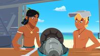 Zoom - Der weiße Delfin – Yann (r.) hat für Auru (l.) ein Flyboard zusammen gebaut. Auru möchte beweisen, dass er das Wassersportgerät ebenso gut beherrscht wie Keanu, ein Junge von der Nachbarinsel.