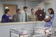 Two and a Half Men – v.r.) mit vdabei, um das Baby zu begutachten ...