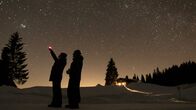 freizeit – Manuel Philipp (links) ist der Nachtschutzbeauftragte im 1. Sternenpark in den Alpen. Mit einem sky quality meter misst er die Dunkelheit. Und die ist auf der Winklmoosalm besonders dunkel. Der Schmidt Max (rechts) hat eine öffentliche Führung mitgemacht.