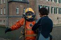 Echo – Marcello Täubner (Charif Ounis – rechts) hilft dem Sprengmeister (Bernd Rademacher – links) seine Taucherausrüstung auszuziehen.