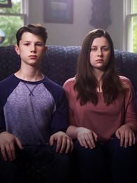 Tödliche Verwandtschaft – The Fuss children sitting on the couch.