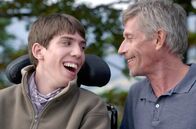 Mit ganzer Kraft – Der 17-jährige Julien (Fabien Héraud, l.) sitzt seit seiner Kindheit im Rollstuhl. Seinem Vater (Jacques Gamblin) ist es schwer gefallen, die Behinderung des Sohnes zu akzeptieren.