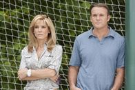 Blind Side - Die große Chance – Der für sein Alter ungewöhnlich groß gewachsene Michael Oher ist ein obdachloser, ungebildeter Teenager, als er von Sean (Tim McGraw, r.) und Leigh Anne Tuohy (Sandra Bullock, l.) aufgenommen wird. Diese behandeln ihn wie ihren eigenen Sohn, obwohl alle ihre Freunde ihnen abraten ...