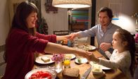 Ich will ein Kind von Dir – Philipp (Felix Klare) genießt das Familienleben bei Katharina (Zora Thiessen) und ihrer Tochter Nele (Greta Schmidt).