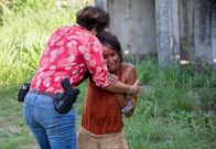 Deadly Tropics – Mélissa Sainte-Rose (Sonia Rolland, r.) wurde gerettet. Sie ist so dankbar, dass sie ihrer Kollegin Gaëlle Crivelli (Beatrice de la Boulaye, l.) weinend in die Arme fällt.