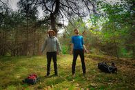 freizeit – Der Schmidt Max (links) badet im Wald. Neben ihm zeigt Coach Martin Kiem wie das Eintauchen in die Wald-Atmosphäre gelingt. Sein Motto: Nicht nichts tun, sonder Nicht tun! Das Denken parken, die Sinne öffnen. Und was weiß die Wissenschaft über die Heilkraft der Bäume...