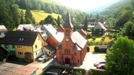 Yared kommt rum – Blick auf die Lonauer Kirche.