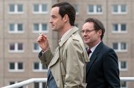 Weissensee – Hans (Uwe Kockisch, r.) beglückwünscht seinen Sohn Falk (Jörg Hartmann, l.) zu seinem Coup.