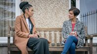 The Bay – DS Jenn Townsend (Marsha Thomason, l.) klärt die Mutter des Opfers, Mariam Rahman (Rina Mahoney, r.) über den Fall auf. Obwohl es Mariam schwer fällt, den Tod ihres Sohnes zu verarbeiten, will sie, dass der Täter seiner gerechten Strafe zugeführt wird.